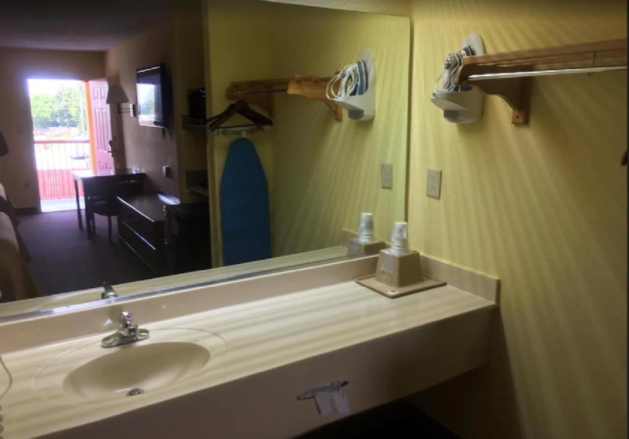 Budget Inn & Suites Hawkinsville Exterior photo