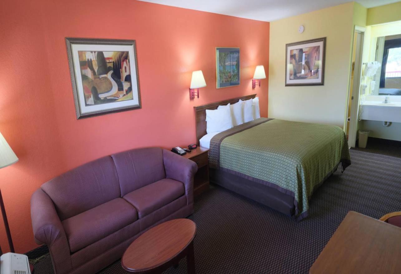 Budget Inn & Suites Hawkinsville Exterior photo